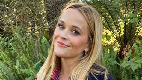 reese witherspoon breasts|Reese Witherspoons secret to her incredible bikini。